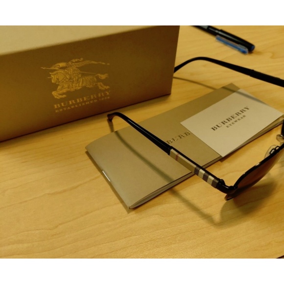 NWT Authentic Burberry Aviators in Black/Grey - Picture 2 of 4